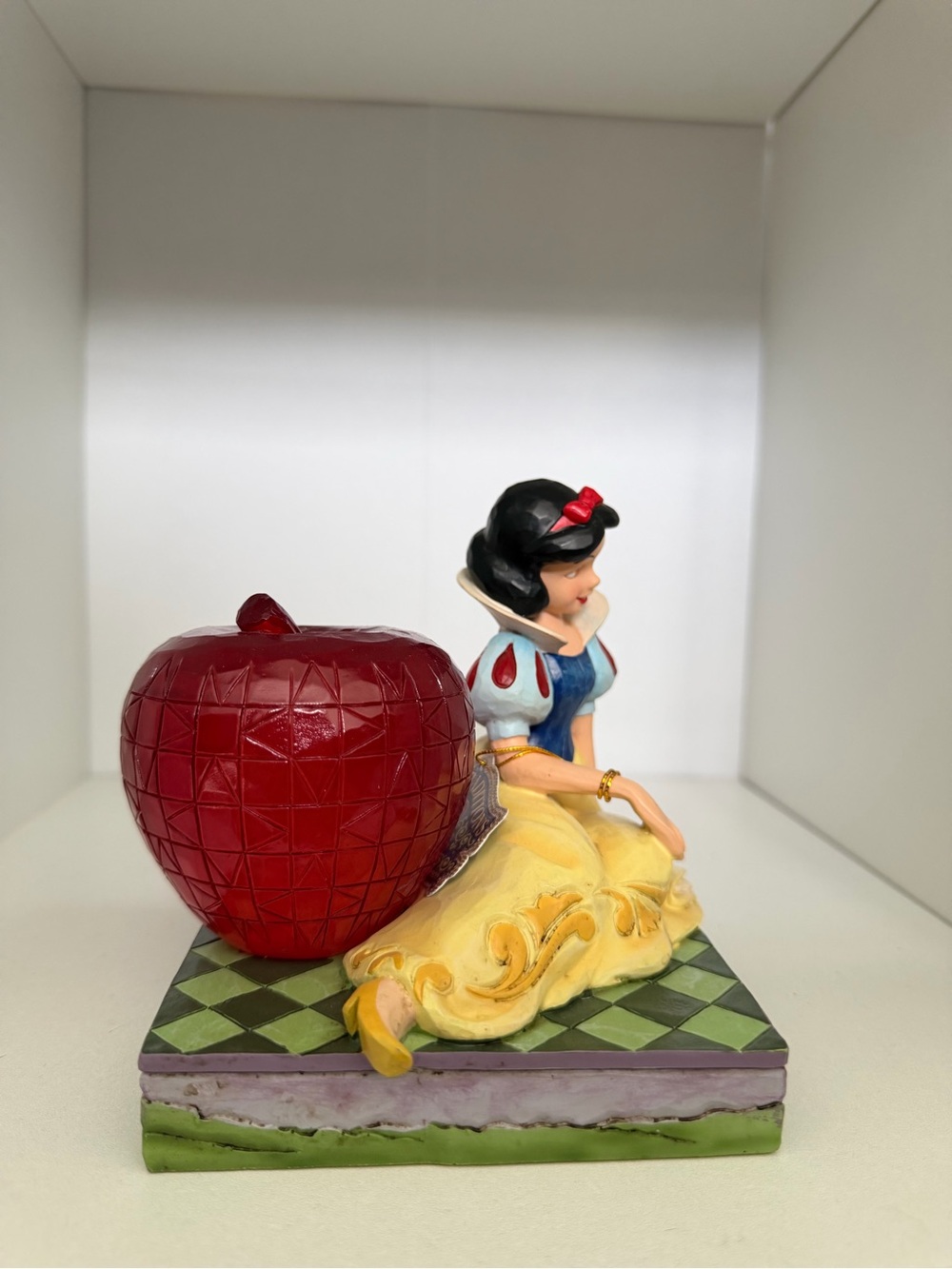 Disney Traditions "Snow White & Apple" - Picture 2 of 5